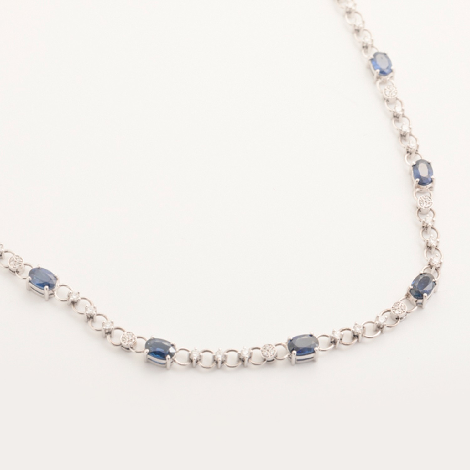 Collar oro blanco 18 Kts. con diamantes y zafiros