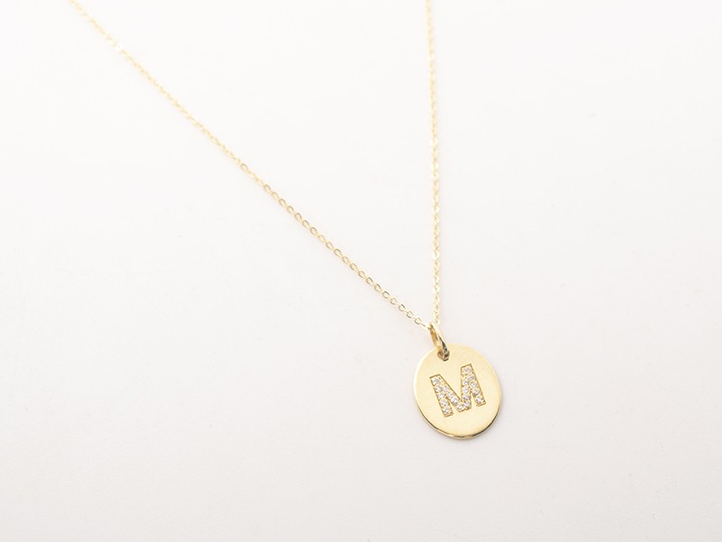 Collar con dije de letra M