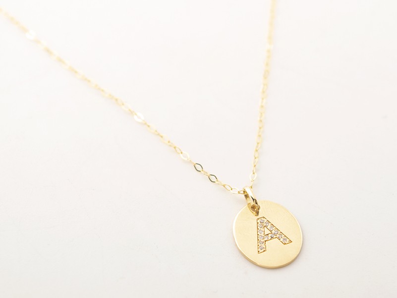 Collar con dije de letra A