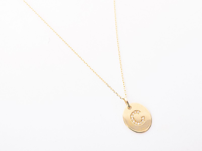 Collar con dije de letra C