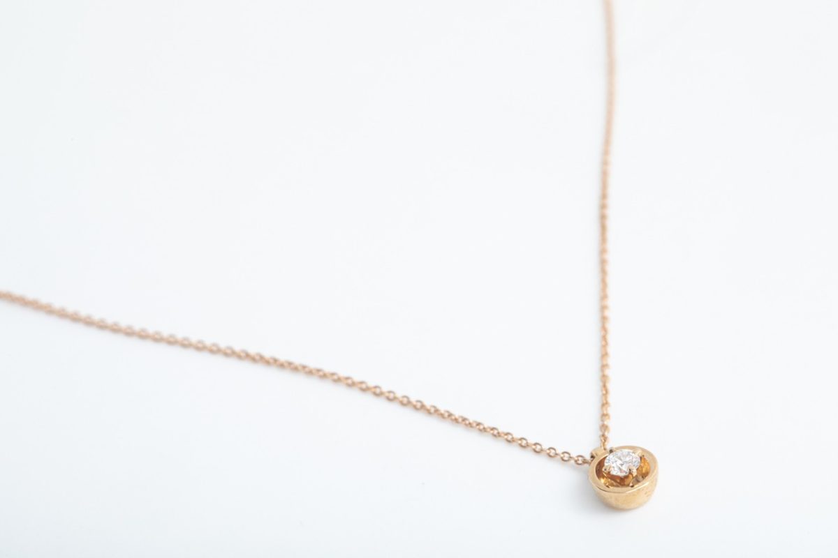 Collar con brillante en oro rosa