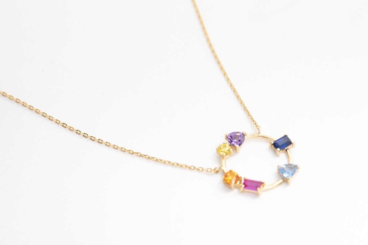 Collar con círculo de colores