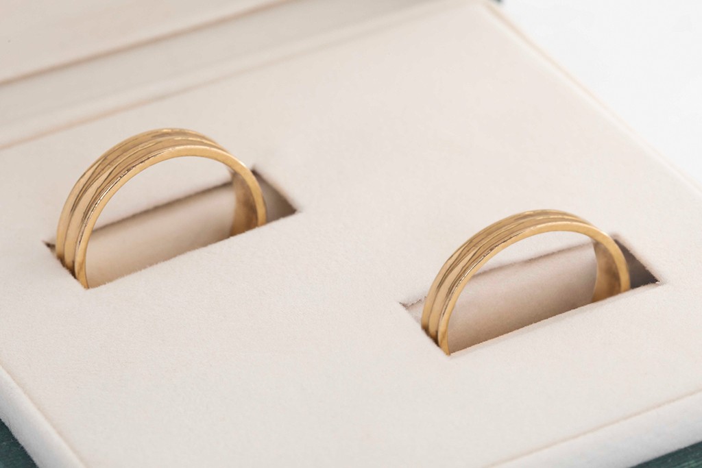 Aros de matrimonio dos rayas