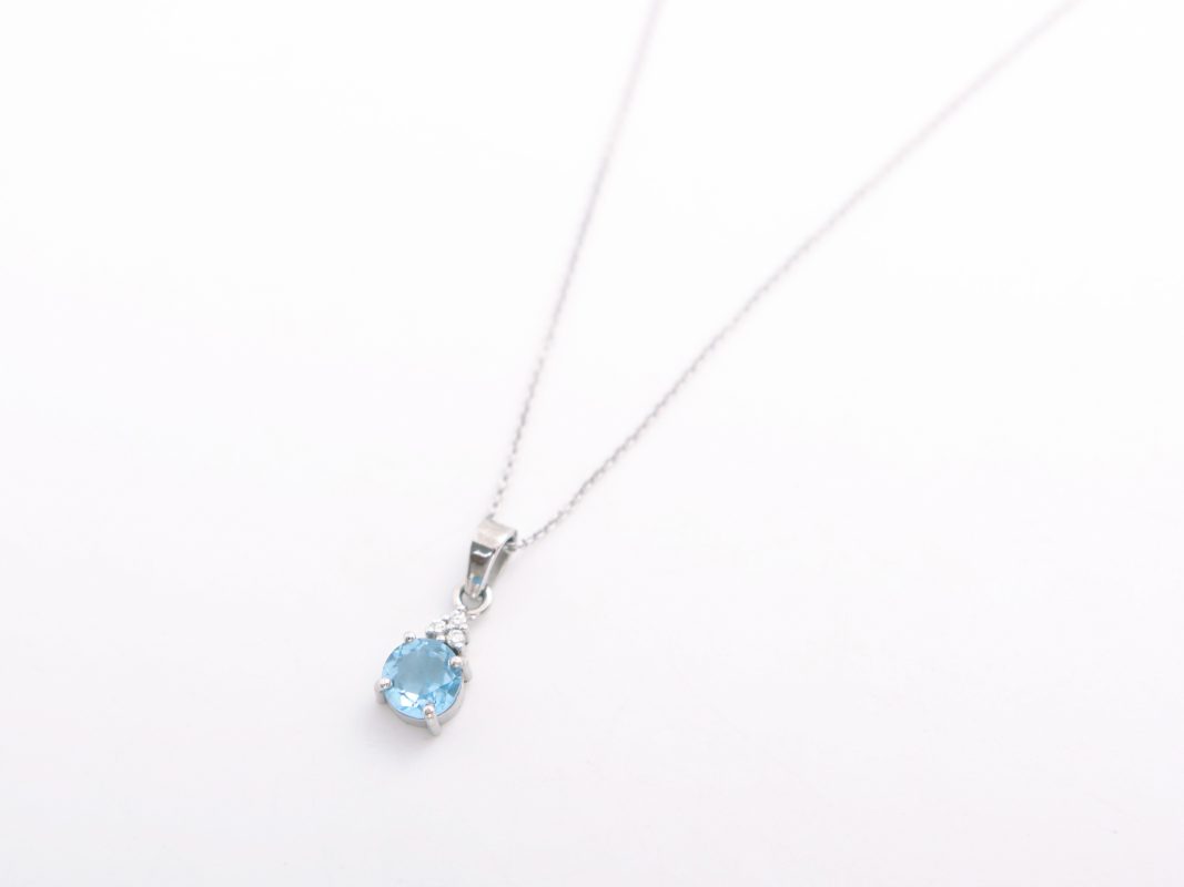 Collar con un topacio y diamantes