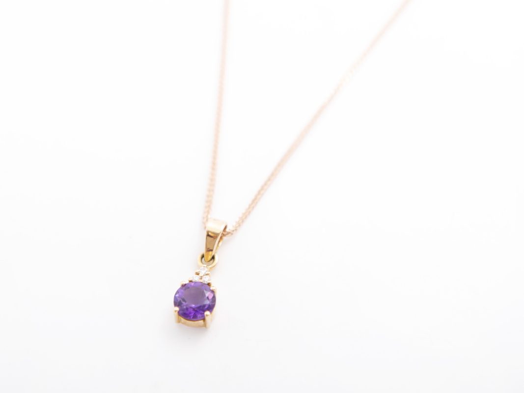 Collar con una amatista en oro rosado