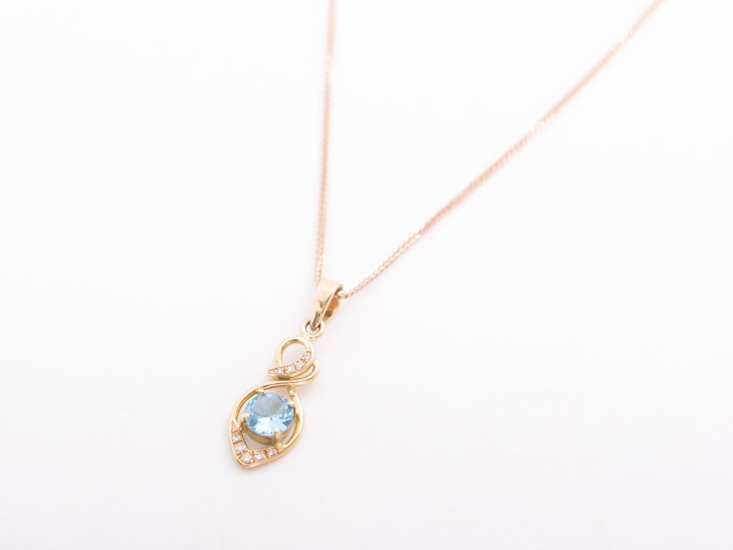 Collar con un topacio celeste