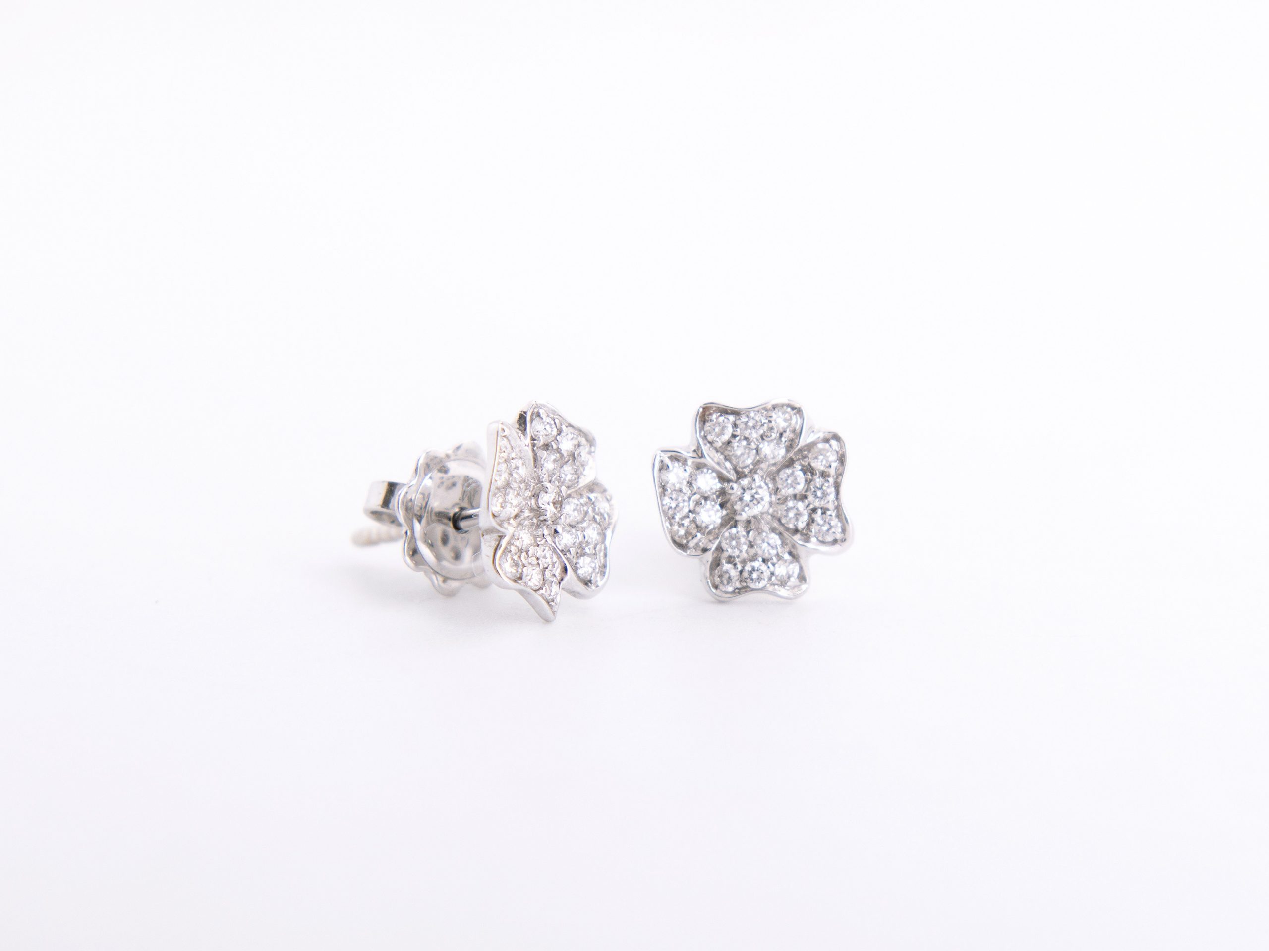 Aretes flor con diamantes
